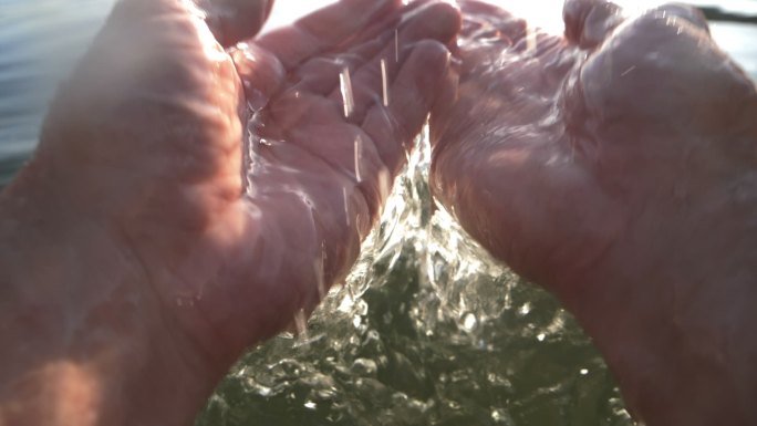 手从湖中舀水