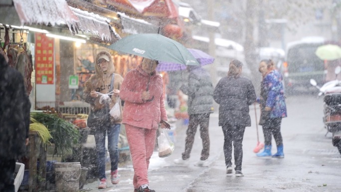 下雪的街道菜市场买菜的市民