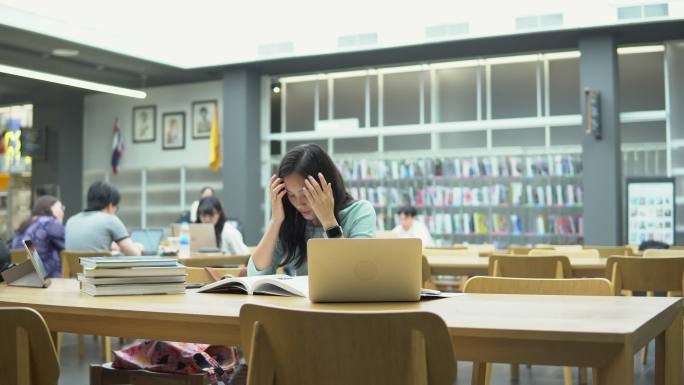 美丽的亚洲女学生阅读翻书安静学习晚自习