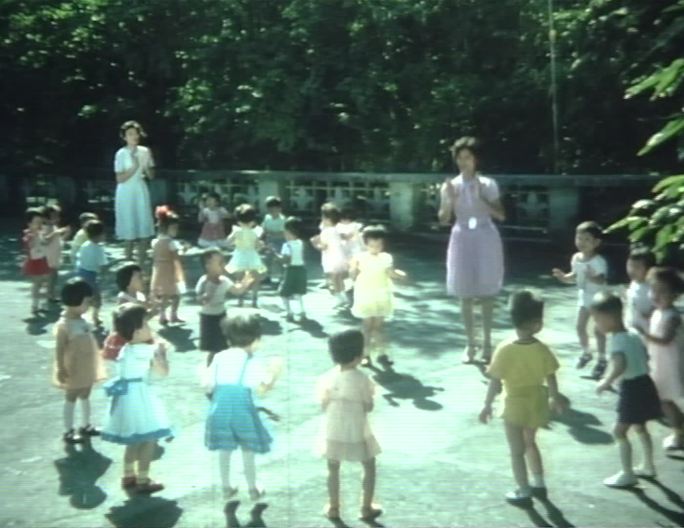 70年80年代老师带小朋友做游戏奔跑玩耍