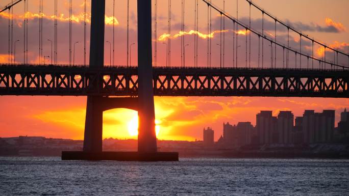 钢结构桥日落夕阳海上建筑