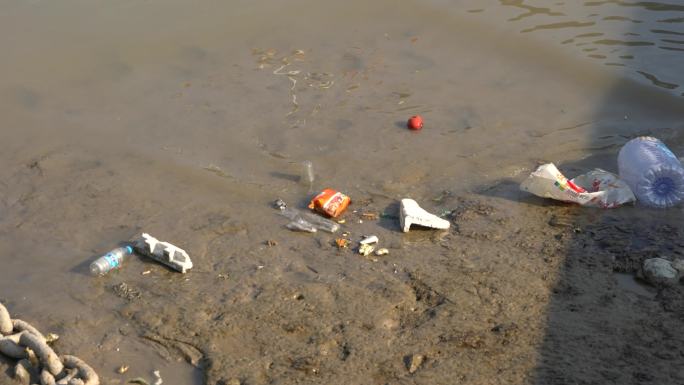 海边漂浮垃圾
