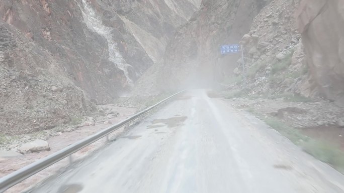 西藏318国道怒江段道路崎岖塌方开车穿行