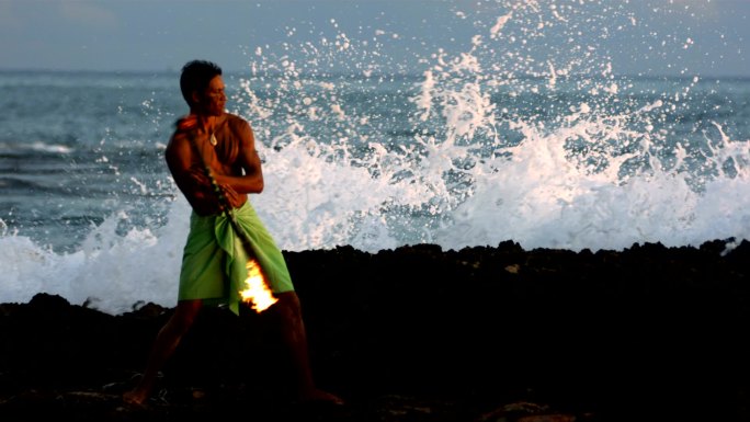 夏威夷火刀舞者在海边表演，慢动作