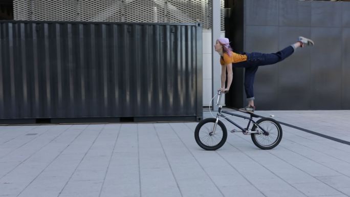 年轻女性BMX车手