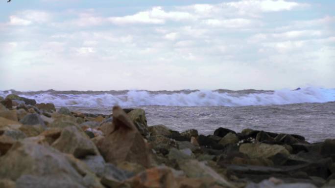 海浪涨潮拍打海岸线