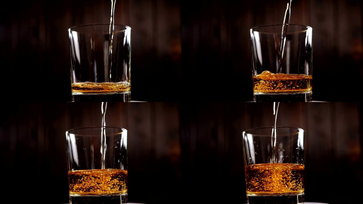 一杯威士忌倒进玻璃杯里