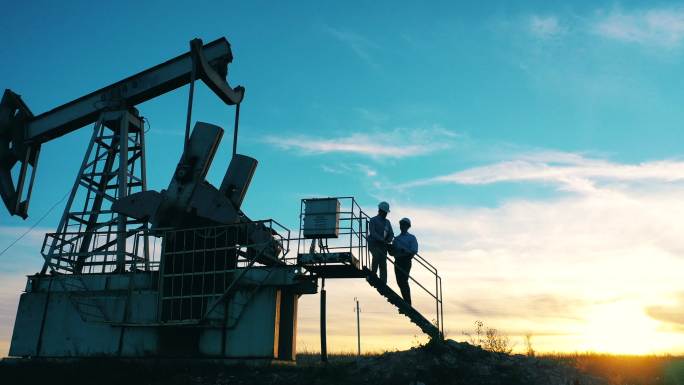 两名石油工人磕头机抽油开采
