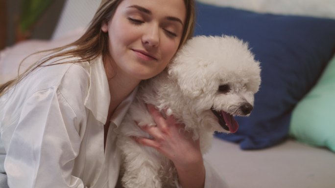 女孩和狗狗泰迪狗狗白色贵宾犬外国美女养狗