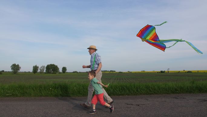 爷爷和小男孩在乡下玩风筝