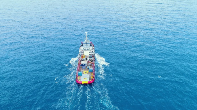 海面上的船只大海海浪浪花货船货轮航行