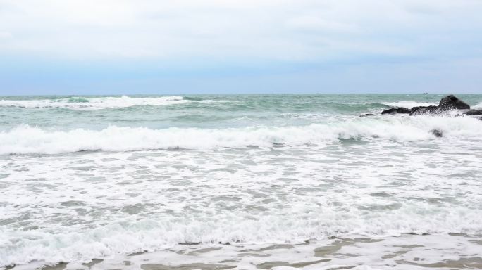 海岸线海浪