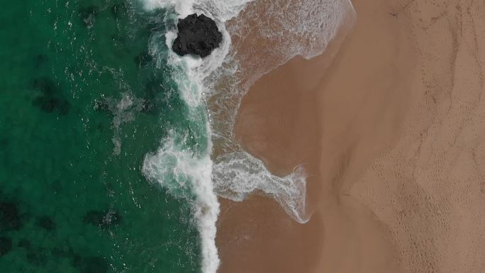 从上面看到的波浪海水海浪海边沙滩大海浪花