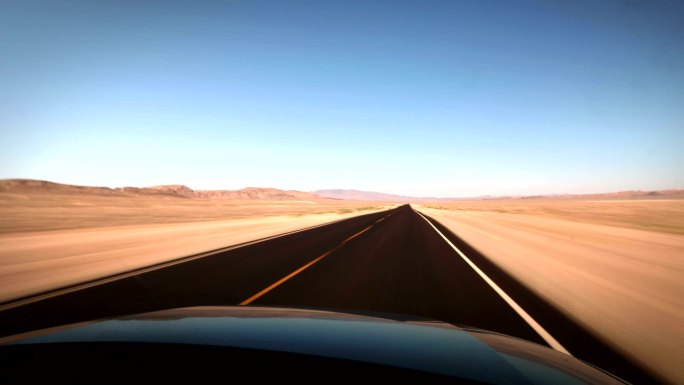 汽车穿越沙漠公路超速行驶加速