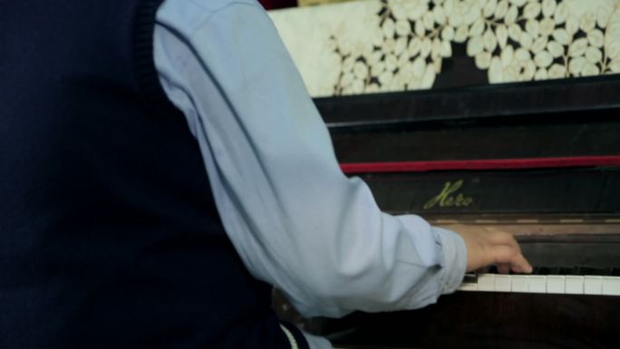 学校小学生弹钢琴钢琴角校园硬件校园环境