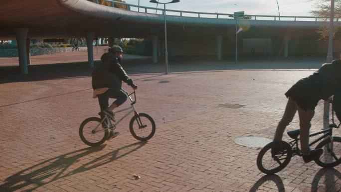 BMX自行车手在城市里骑自行车