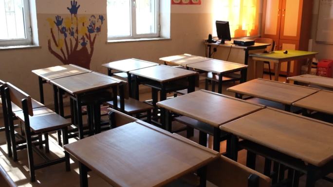 空旷的教室国外课桌外国书桌美国英国