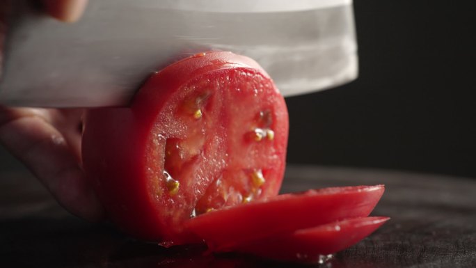 在厨房切西红柿