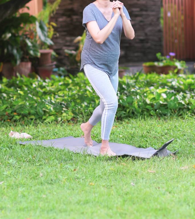 孕妇在花园里运动身体塑性锻炼身体准妈妈