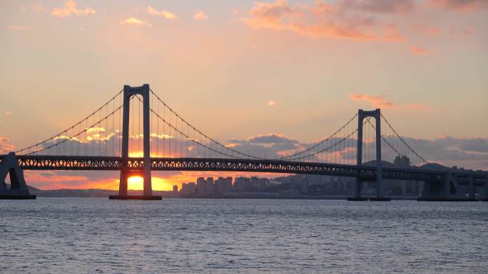 钢结构桥日落夕阳海上建筑
