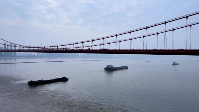 航拍江面无人机穿过鹦鹉洲长江道大桥桥底