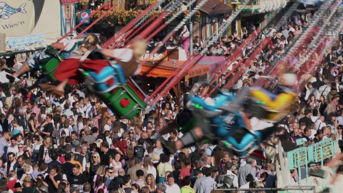 德国慕尼黑的人群慕尼黑狂欢节空中旋转飞车