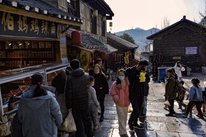 贵阳青岩古镇街景，人来人往