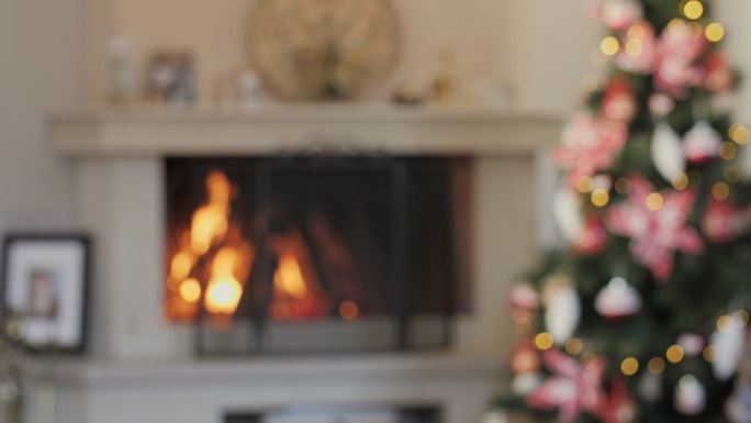 壁炉旁的圣诞树烧火取暖能源危机烧柴火