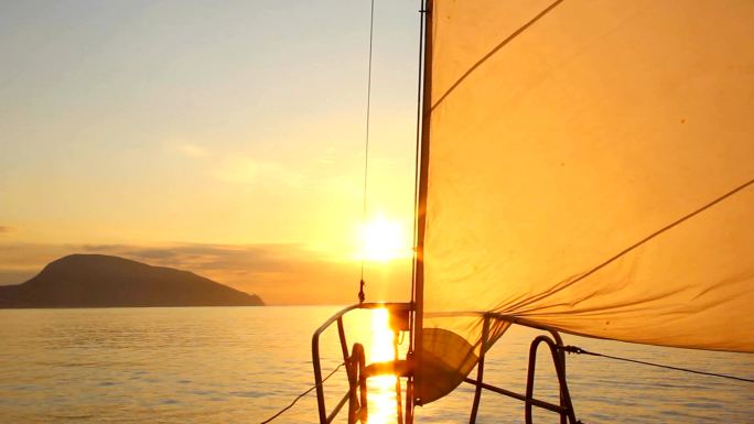 美丽的黎明航行夕阳朝阳出海度假游艇帆船