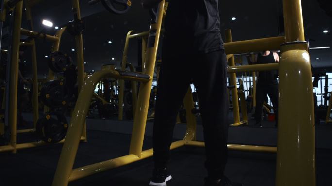 男子在健身房锻炼活动提高免疫力
