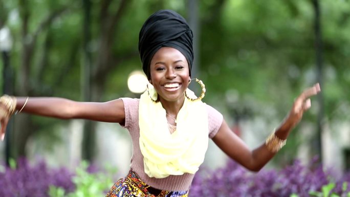 年轻的女子在舞蹈非裔种族歧视有色人种开朗