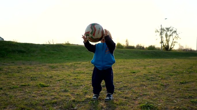 玩足球的小男孩球类孩子小童
