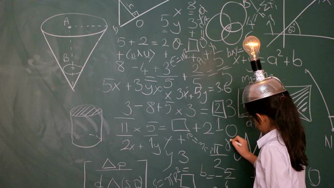 学生在黑板上答题电灯思维脑力大脑