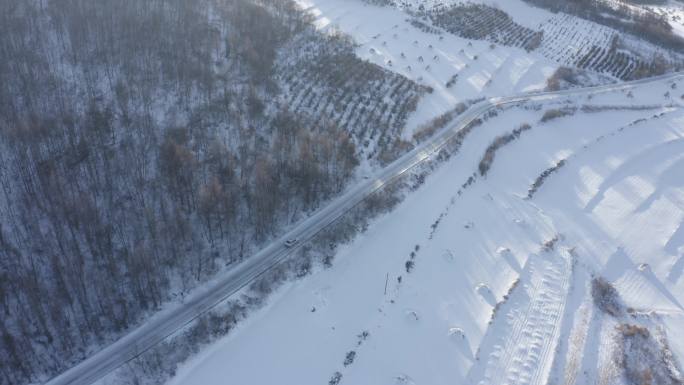 车行驶在冬季的山路