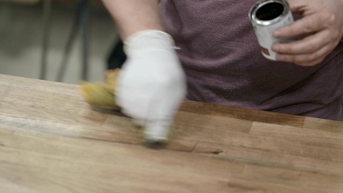 工人打磨吧台的木制台面。
