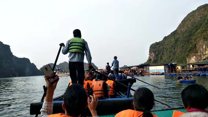 越南风光下龙湾月亮湖水上游船月亮洞