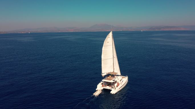 希腊地中海双体船航行