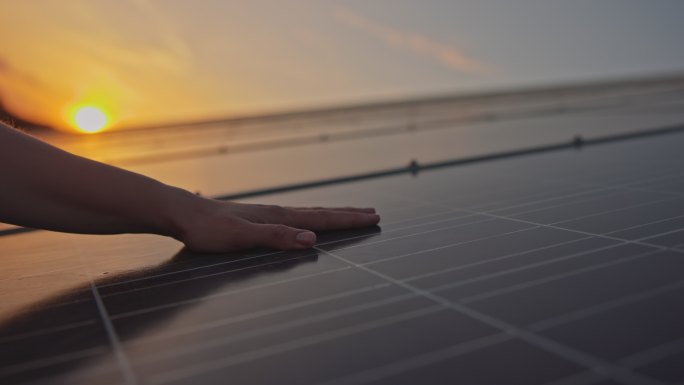 手在太阳能板上产生能量