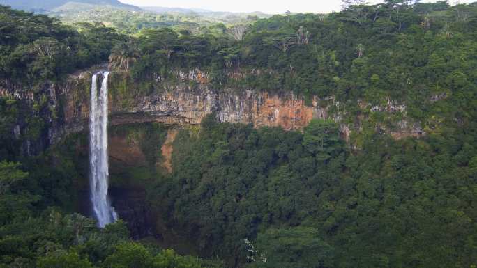 热带瀑布景观悬崖偏远地区瀑布