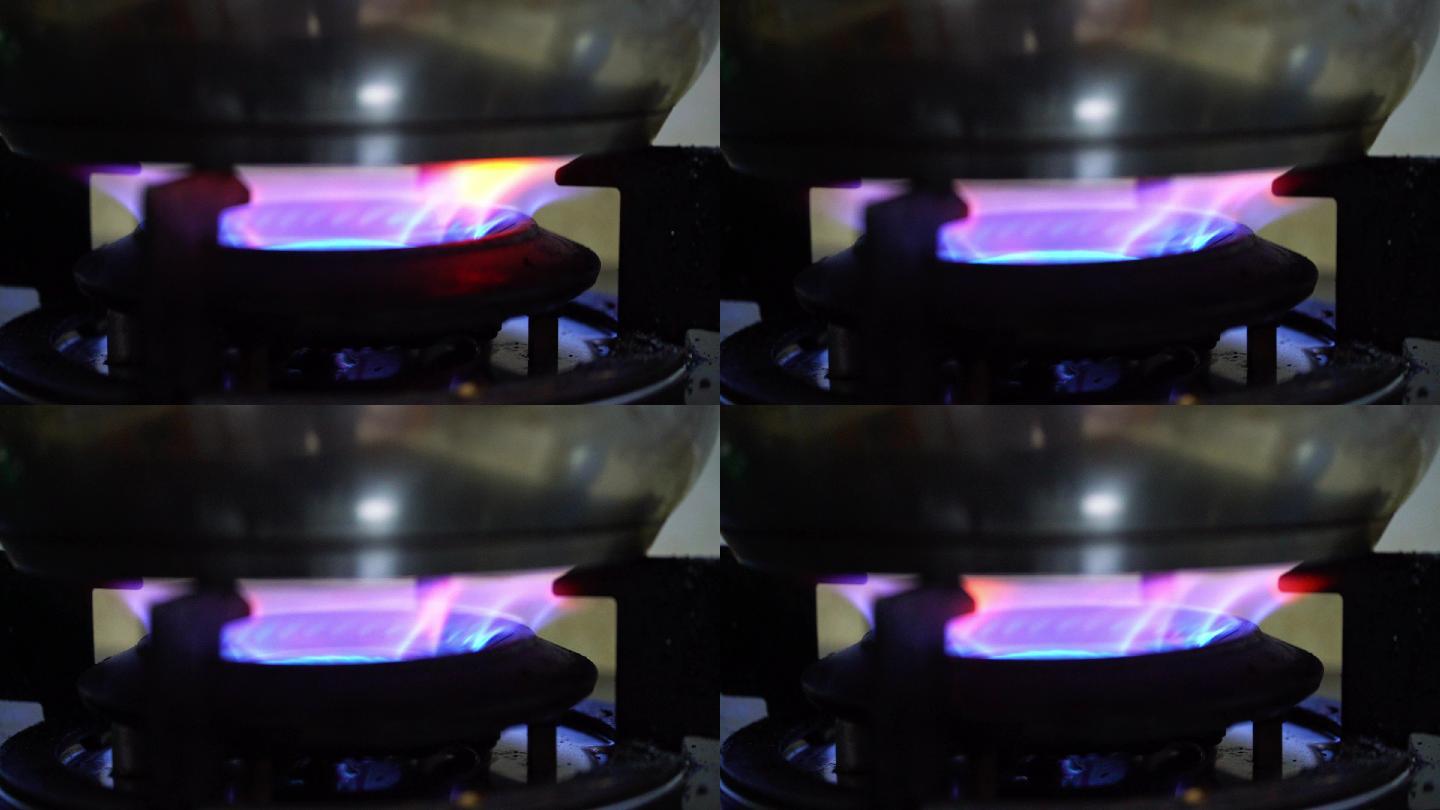 厨房里正在使用的燃气灶火焰特写