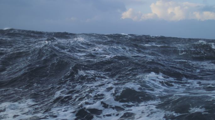 在大风期间的海洋风暴波浪-水自然