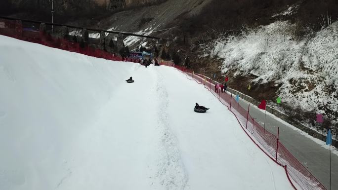 滑雪场游客开心玩耍