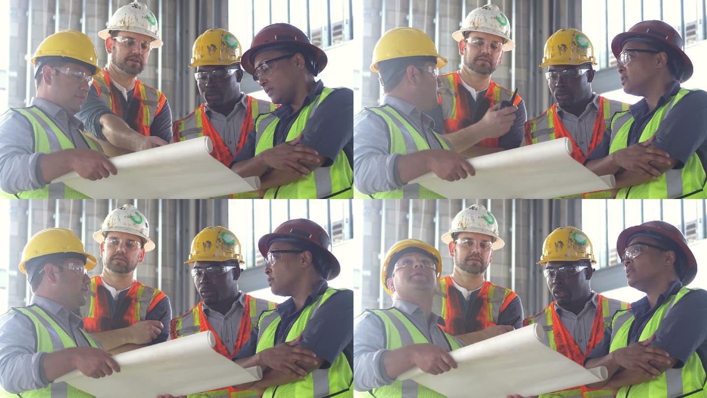 一群建筑工人在看平面图