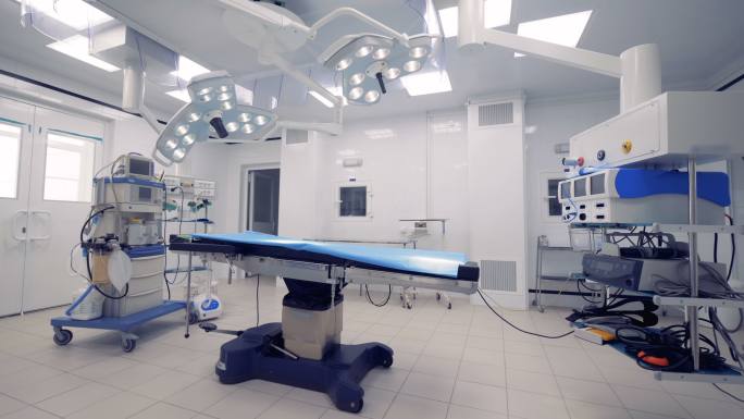 宽敞的手术室，有很多设备