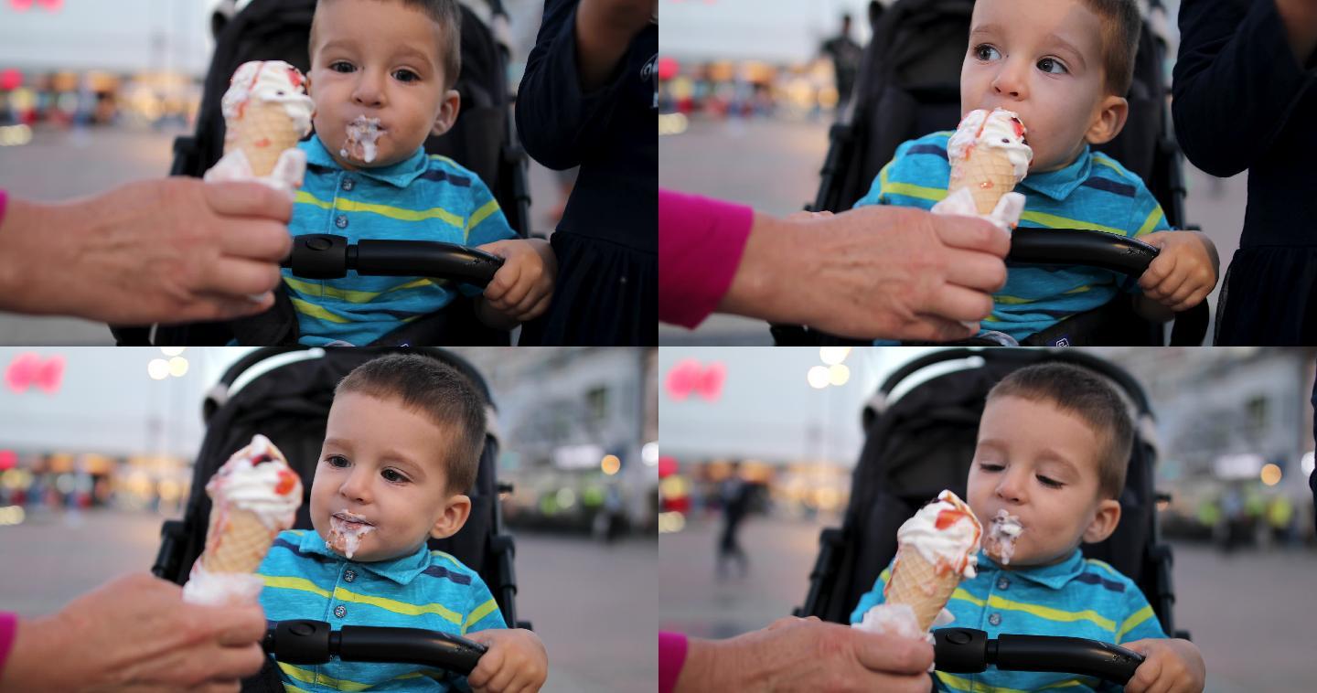 坐在城市广场婴儿车里吃冰淇淋的可爱男孩