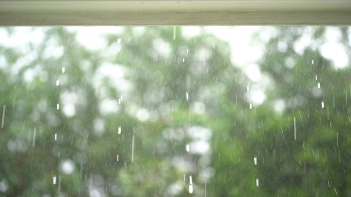 雨滴落在屋顶上下雨屋檐