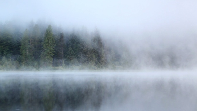 湖面晨雾薄雾水汽水面冬季寒冷