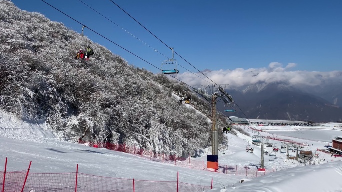 川西高原雪山云海雪景九鼎山滑雪场索道缆车