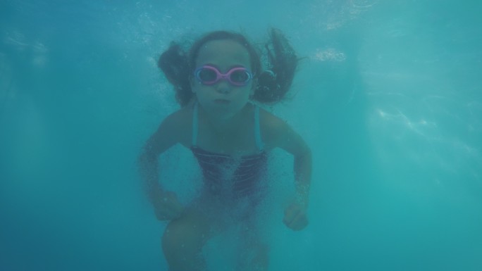 水下游泳的女孩学习练习训练活动泳池
