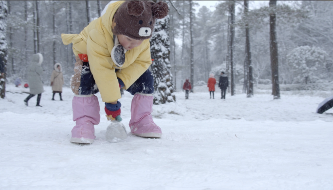 下雪天小孩雪地打滚、打雪仗奔跑